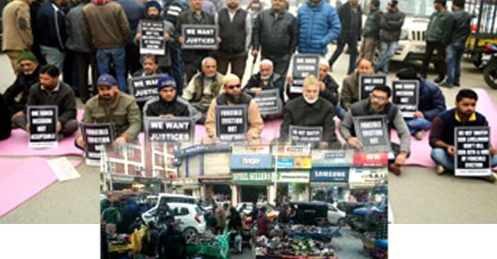 ایس ایم سی کی انہدامی کارروائی کے خلاف ہری سنگھ ہائی سٹریٹ میں ہڑتال