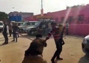 کانپور : گود میں بچے کو لئے ہوئے شخص پر یوپی پولیس نے برسائیں لاٹھیاں،ویڈیو وائرل ہونے پر وضاحت