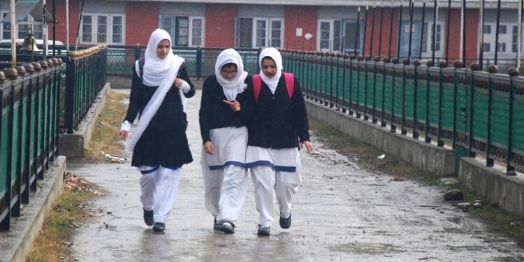 سرکاری اسکولوں میں بچوں کے داخلے کے لئے محکمہ کتابیں دستیاب نہیں