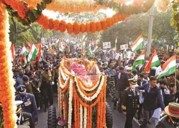 تینوں افواج کے سربراہ جنرل راوت کو پورے سرکاری اعزاز کے ساتھ نم آنکھوں سے وداع کیا گیا