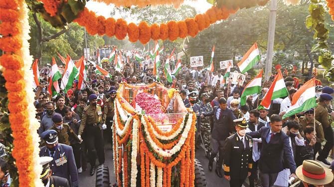 تینوں افواج کے سربراہ جنرل راوت کو پورے سرکاری اعزاز کے ساتھ نم آنکھوں سے وداع کیا گیا