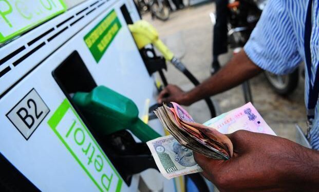 پٹرولیم مصنوعات کی قیمتوں میں کوئی راحت نہیں ،52ویں دن بھی ریکارڈ سطح پر برقرار