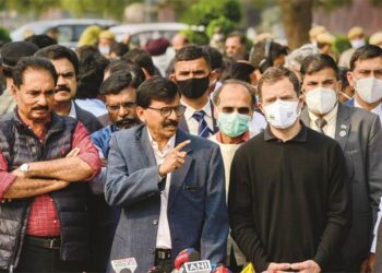 اراکین کی معطلی: اپوزیشن پارٹیوں کا پارلیمنٹ ہاؤس سے وجے چوک تک مارچ