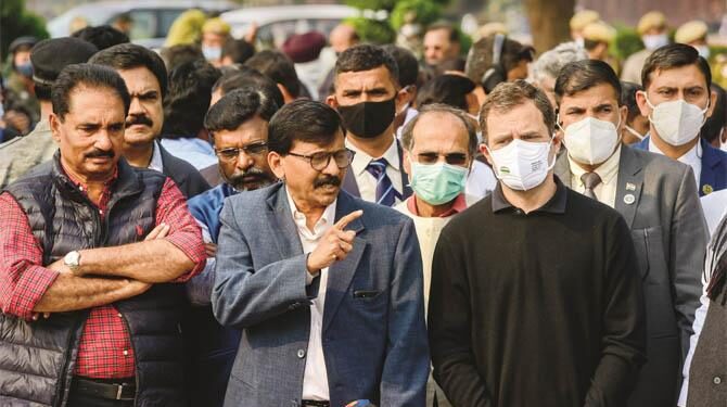 اراکین کی معطلی: اپوزیشن پارٹیوں کا پارلیمنٹ ہاؤس سے وجے چوک تک مارچ