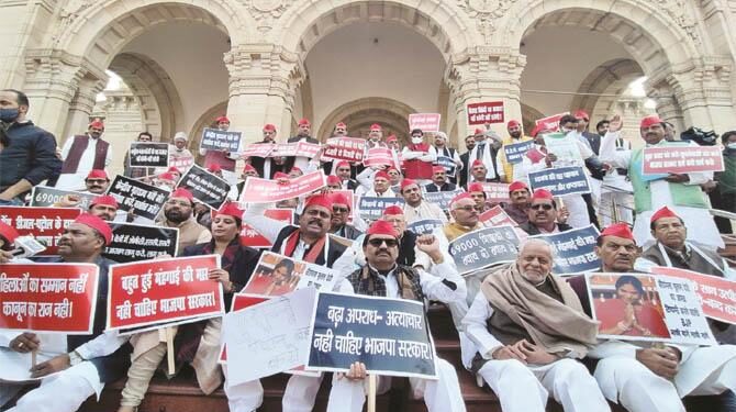 لکھیم پور کھیری تشدد کے خلاف یوپی اسمبلی میں شدید احتجاج