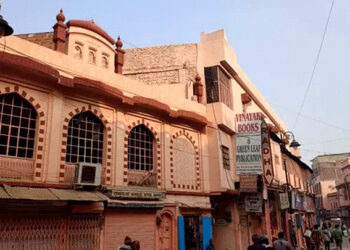 پی ایم نریندر مودی کے دورہ سے پہلے زعفرانی رنگ میں رنگی مسجد