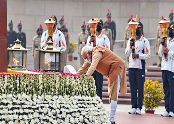 وجے دِوَس :وزیر اعظم مودی نے جنگی یادگار پر شہیدوں کو خراج عقیدت پیش کیا