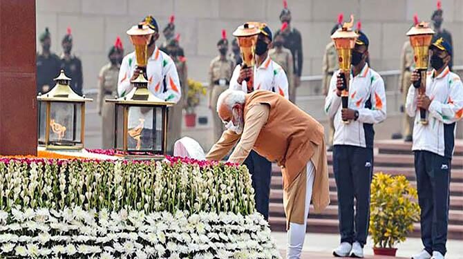 وجے دِوَس :وزیر اعظم مودی نے جنگی یادگار پر شہیدوں کو خراج عقیدت پیش کیا