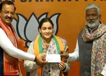 الیکشن سے پہلے سپا کو جھٹکا، ملائم سنگھ کی چھوٹی بہو اپرنا یادو بی جے پی میں شامل