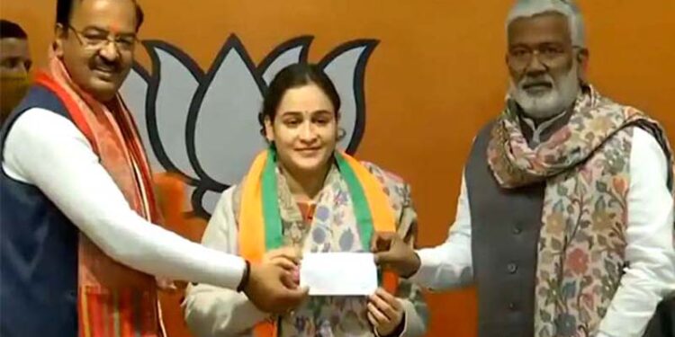 الیکشن سے پہلے سپا کو جھٹکا، ملائم سنگھ کی چھوٹی بہو اپرنا یادو بی جے پی میں شامل