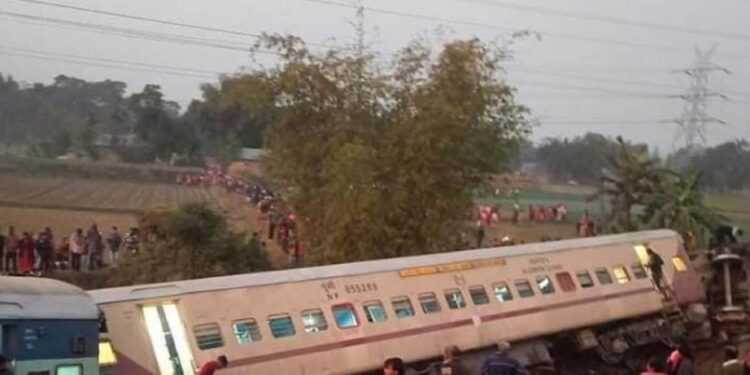 بنگال میں بیکانیر ایکسپریس کی 12 بوگیاں پٹری سے اتر گئیں‘5مسافر ہلاک‘ بچاو کام جاری