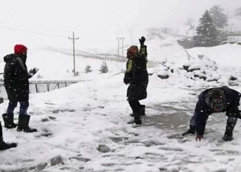 کشمیر کا بھاری برف باری سے ملک و بیرون دنیا کے ساتھ زمینی و فضائی رابطہ منقطع