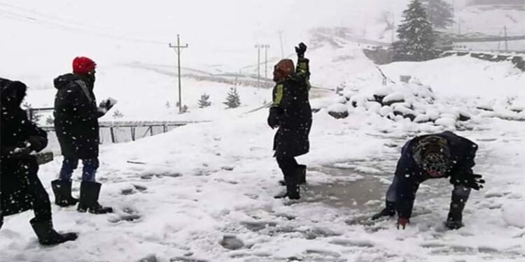 کشمیر کا بھاری برف باری سے ملک و بیرون دنیا کے ساتھ زمینی و فضائی رابطہ منقطع