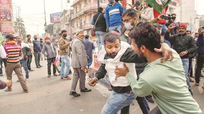 طلبہ کا بند کامیاب ، جگہ جگہ احتجا ج،زندگی مفلوج