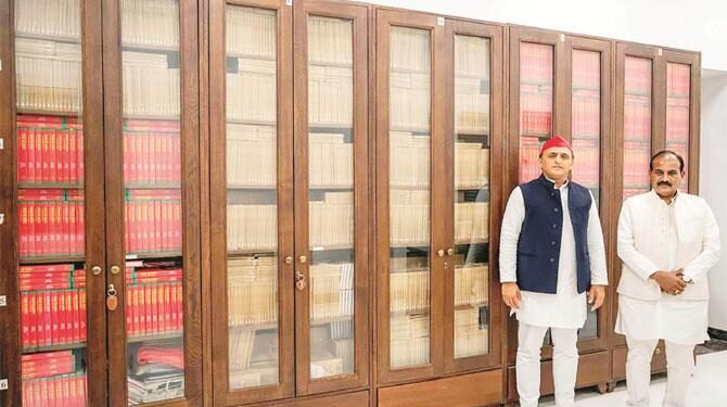 بی جےپی استعفوں سے پریشان، ایک اور وزیر مستعفی، موریہ کے نام وارنٹ