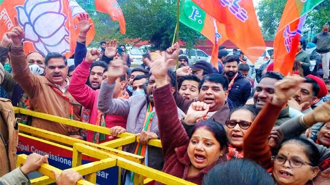 سپریم کورٹ مودی سرکار پر برہم، جانچ کی ذمہ داری خود سنبھالی