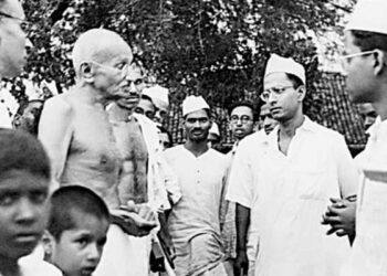 آخر، گاندھی کا جرم کیا ہے؟