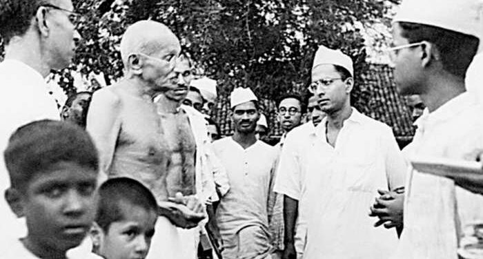 آخر، گاندھی کا جرم کیا ہے؟