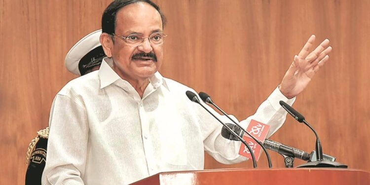 نائیڈونے باشندگان وطن کو یوم جمہوریہ کی مبارکباد دی