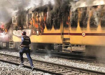 ریلوے بھرتی احتجاج میں مزید شدت، گیا میں ٹرین پھونک دی