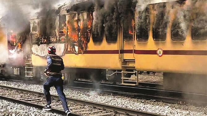 ریلوے بھرتی احتجاج میں مزید شدت، گیا میں ٹرین پھونک دی