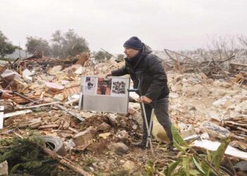 شیخ الجراح میں سوتے ہوئے لوگوں کو گھر سے نکال کر اُسے منہدم کردیاگیا