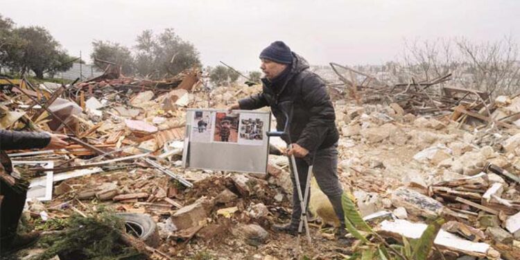 شیخ الجراح میں سوتے ہوئے لوگوں کو گھر سے نکال کر اُسے منہدم کردیاگیا