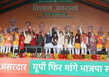 مودی نے گاندھی خاندان تو امیت شاہ اور یوگی نے ملائم خاندان کو نشانہ بنایا