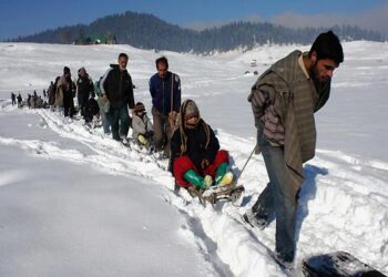 کشمیر میں برف باری، گلمرگ سرد ترین مقام