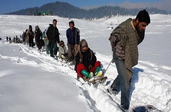 کشمیر میں برف باری، گلمرگ سرد ترین مقام