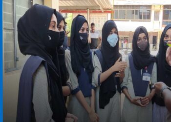 حجاب تنازع: طالبہ نے کرناٹک ہائی کورٹ کا دروازہ کھٹکھٹایا