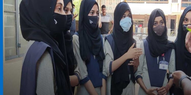 حجاب تنازع: طالبہ نے کرناٹک ہائی کورٹ کا دروازہ کھٹکھٹایا
