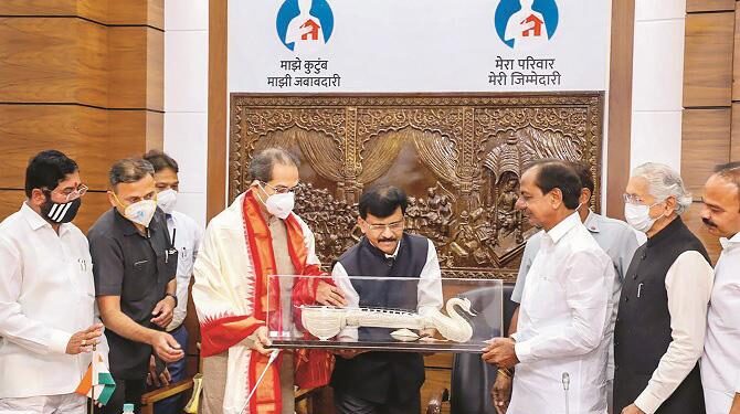 بی جےپی مخالف اتحاد کیلئےکے سی آر ممبئی پہنچے، اُدھو ٹھاکرے کے ساتھ میٹنگ