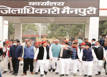 سماجوادی سربراہ نے کرہل سے پرچہ نامزدگی داخل کیا، بی جے پی نے مقابلے کیلئے مرکزی وزیر کو اُتار