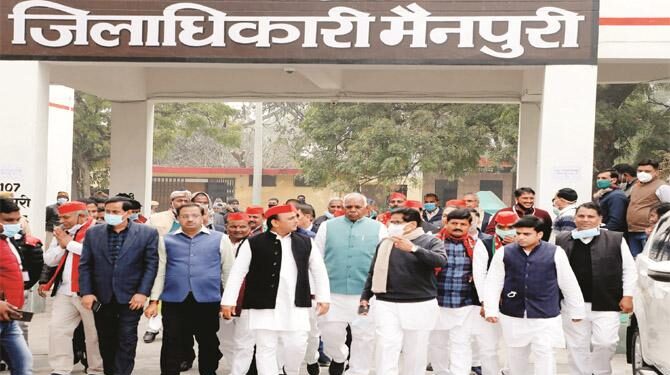 سماجوادی سربراہ نے کرہل سے پرچہ نامزدگی داخل کیا، بی جے پی نے مقابلے کیلئے مرکزی وزیر کو اُتار