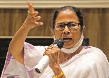 ٹویٹرپربلاک کئےجانےکےبعد بنگال کے گورنر نے وزیراعلیٰ کو وہاٹس ایپ پر پیغام بھیجا