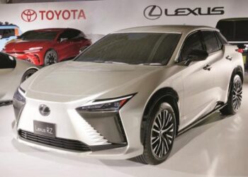 کئی بڑی کمپنیوں کی جانب سے الیکٹرک کاروں کے ماڈل متعارف