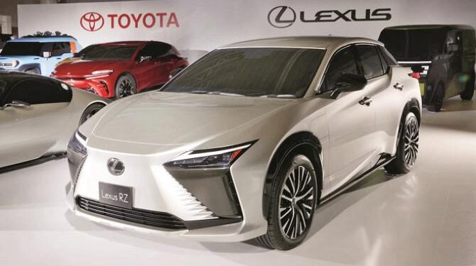 کئی بڑی کمپنیوں کی جانب سے الیکٹرک کاروں کے ماڈل متعارف