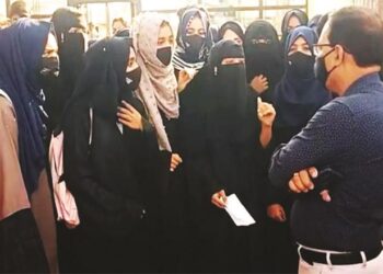 با حجاب طالبات کو اُڈپی کے کالج میں داخل ہونے سے روکا گیا