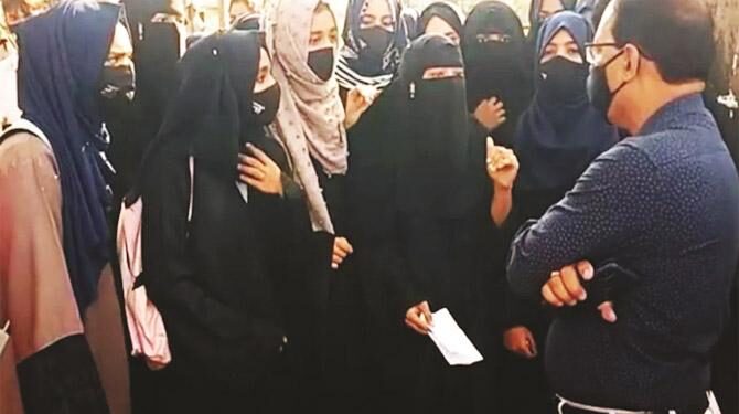 با حجاب طالبات کو اُڈپی کے کالج میں داخل ہونے سے روکا گیا