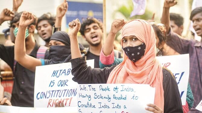 حجاب پر پابندی نہیں، طے شدہ یونیفارم پہننے کیلئے کہاگیاہے: کرناٹک حکومت