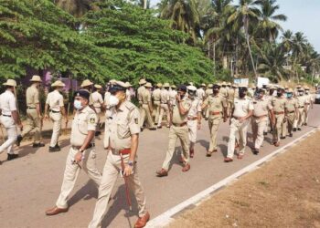 حجاب تنازع :سپریم کورٹ کا فوری شنوائی سے انکار، ۳؍ اضلاع میں فلیگ مارچ