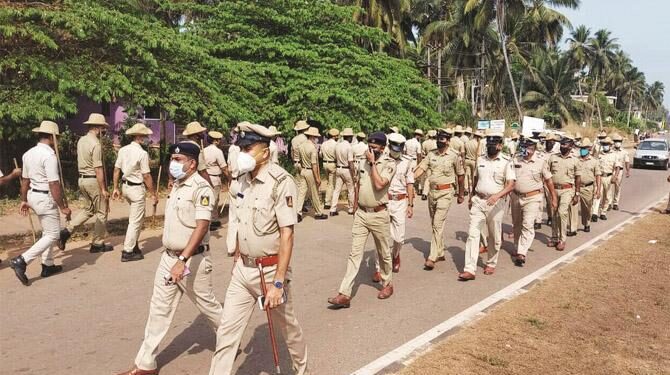 حجاب تنازع :سپریم کورٹ کا فوری شنوائی سے انکار، ۳؍ اضلاع میں فلیگ مارچ