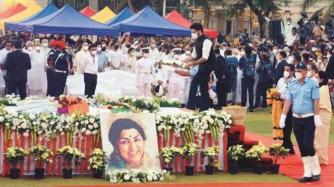 رہیں نہ رہیں ہم، مہکا کریں گےبن کے کلی، بن کے صبا