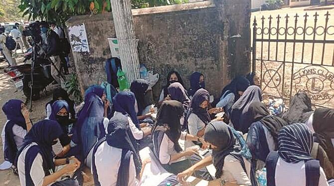 حجاب تنازع : ایک اور کالج میں طالبات کو روکا گیا لیکن طالبات کو بھرپور حمایت مل رہی ہے