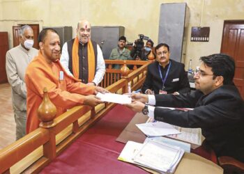 یوگی آدتیہ ناتھ نے گورکھپور سیٹ سے پرچہ داخل کردیا