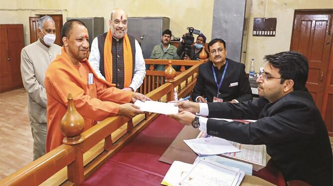 یوگی آدتیہ ناتھ نے گورکھپور سیٹ سے پرچہ داخل کردیا