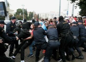 بیلاروس میں امن عامہ کی خلاف ورزی پر 800 افراد کو حراست میں لے لیا گیا