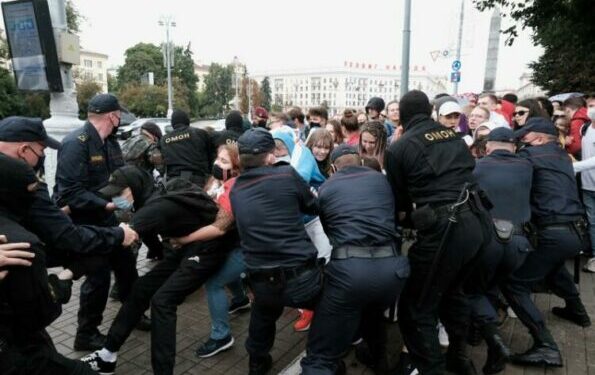 بیلاروس میں امن عامہ کی خلاف ورزی پر 800 افراد کو حراست میں لے لیا گیا