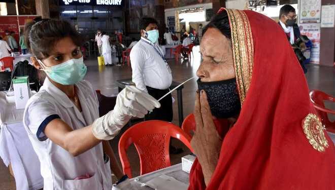 ملک میں کورونا کے ایکٹیو کیسز کی تعداد 55 ہزار سے کم